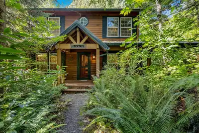 Image de Riverfront Cabin with Hot Tub, Large Porch