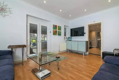 Image de Designer 2bdr with Garden Pergola and Park Views