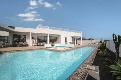 Image de Villa Aurora Blanca | 5 Bedrooms | Luxury & Privacy | Modern Furnishing |.