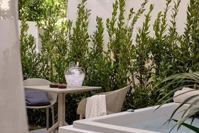 Image de Lavish Athens Suite | Kallithea Suite | 1 Bedroom | Private Furnished Balcony.