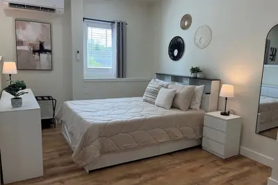 Image de Full Renovation, new construction throughout. 7 of 8 Studios, 1 mile to Asv