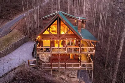 Image de Spacious, Secluded Cabin near Nat’l Park • 4br/4ba • Hot Tub • Pool Table