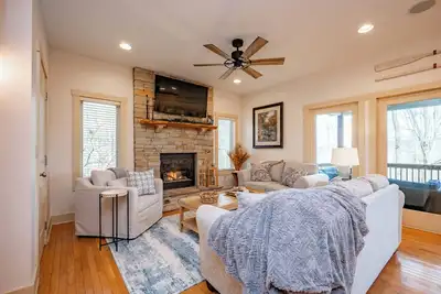 Image de New! Lake Area Mountain Gem w/ Hot Tub & Fire Pit