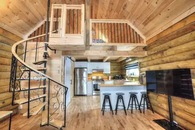 Image de Cabane en bois près de Tremblant (5 min). Bain à remous, accès au lac, espace sécurisé. Dort plusieurs personnes!