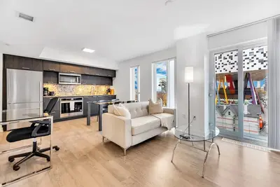 Image de Modern 2br Downtown Toronto Condo | Near Queen St & Univ Ave | Work-Friendly