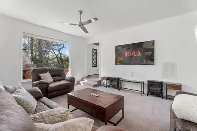 Hot Tub Oasis: Relaxing and Spacious Home