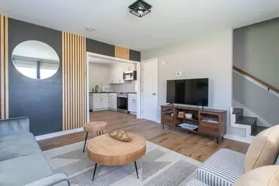 Image de Spacious & Pet Friendly 2 Br Oasis • Near Downtown