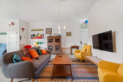 Image de Walkable Downtown Stay | Pet-Friendly & Spacious