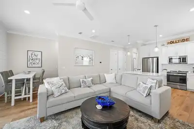 Image de Crimson Cottage offers 4br/4ba sleeping up to 12 & has private beach access!