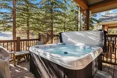Image de Premier Snowflake Lift Access | Updated Home w/ Hot Tub & Pool | Walk to Town