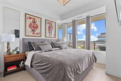 Image de Ultimate Hideway, Private Balcony, next to train for Fast access to downtown To