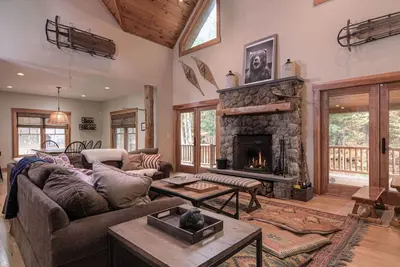 Image de Spacious 5br Mountain Retreat with Hot Tub & Game Room – 3 Minutes to Okemo