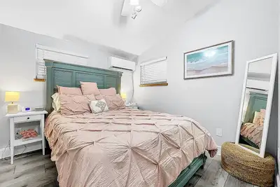 Image de The Weekender- Lake Access, Bikes, Outdoor Living