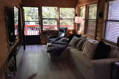 Image de 1-bedroom campground in adorable Cleveland with cool outdoor vibes