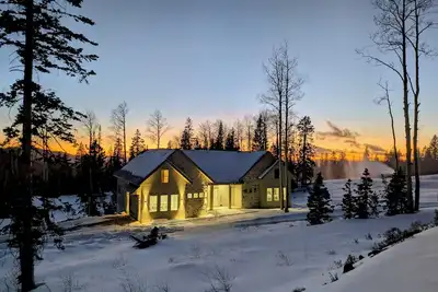 Image de New Ski In/Ski Out Cabin at Eagle Point - Sleeps 23 comfortably!