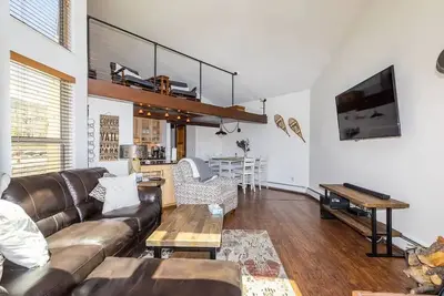 Top Floor, End Unit Condo with Amazing Mountain Views