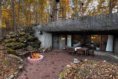 Image de Secluded Underground Cabin in Ozarks Wilderness