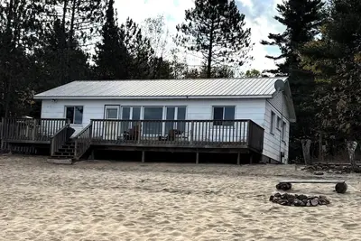Image de Cozy Cottage on Huge Beachfront, Quiet Bay in Westmeath, On, Whitewater Region