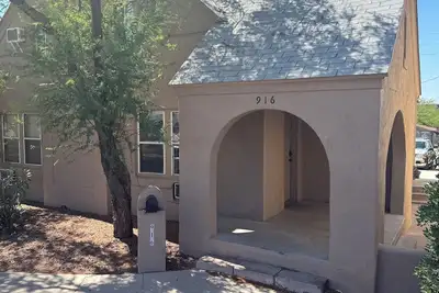 Image de Charming 3bed 2ba duplex 2 minutes from Campus