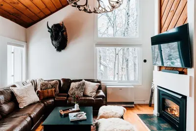 Image de Birch Creek • Views • Ski Shuttle • Fireplace• Fine furnishings