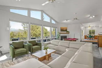 Image de Sleeps 24 | Hot Tub | Firepit | 17 beds | 2 Houses