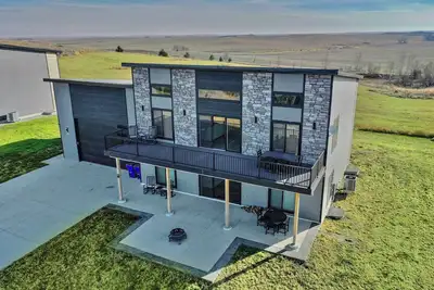 Image de Modern Lewis and Clark lake home with lake views and 3 min drive to the beach!