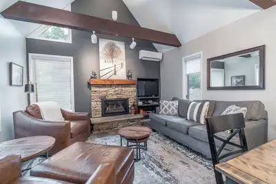 Image de \"Haney Hideaway\"- Warm & Welcoming Peek N Peak Condo — Close to Lift 8 Sleeps 10