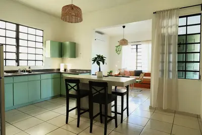 Bright, Stylish & Secure Apt – Sleeps 4 w/Parking