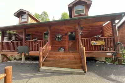 Image de Luxury Clean Cabin, 2 King Suites, Bunkbed, Hot Tub, Game Room, Sleeps 6
