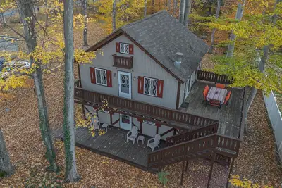 Image de 🏡 Cozy Chalet w/ Loft Near Sleeping Bear • Family Retreat ➠ 2552