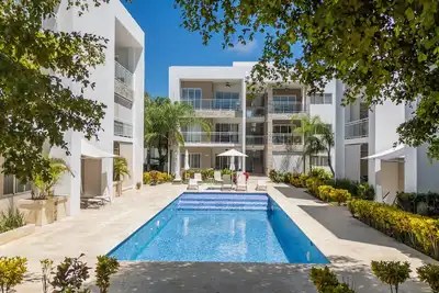 Tropical & Luxurious 2 bedroom / spacious balcony