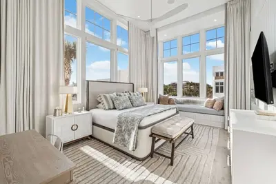 Image de Stylish Seaside 4 Bedroom Villa with Balcony, Kitchen, & Private Beach Access