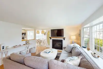 Image de Beautiful updated cottage: walk to beach, Ac & large yard