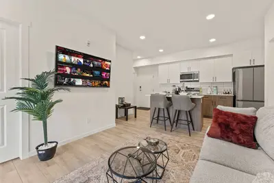 Image de Modern 2br Apt Near West Edmonton Mall