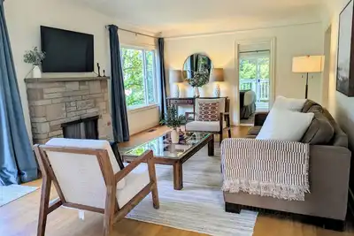 Image de Charming Queen Anne Craftsman Home - 4br, 3ba, 2 Full Kitchens, sleep 10+