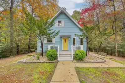 Image de Lake Access, Tranquil Acreage: Farnham Cottage