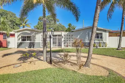 Image de 3 Mi to Hard Rock Stadium: Home w/ Fenced-In Yard!