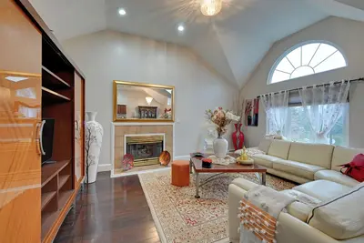 Near Hospitals & Universities: Baldwin Apt w/ Deck