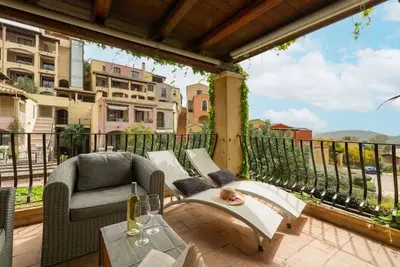Image de Rokkaria Terrace - Villasimius is a charming terraced holiday home within an elegant condominium in the center of Villasimius. The property stands out for its Moorish-style architecture, surrounded by lush vegetation, and enjoys a prime location between t