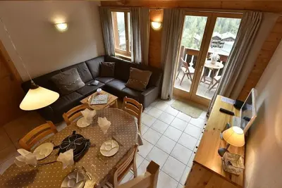 Image de 4 pièces duplex très confortable pour 6-7 personnes : petit living avec Tv - cuisine avec lave-vaiss