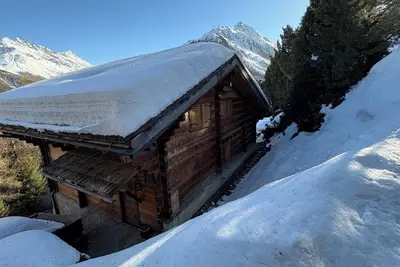 Image de Chalet pour 8 personnes : 1er étage : Living avec petit fourneau à bois – cuisine avec lave-vaissell