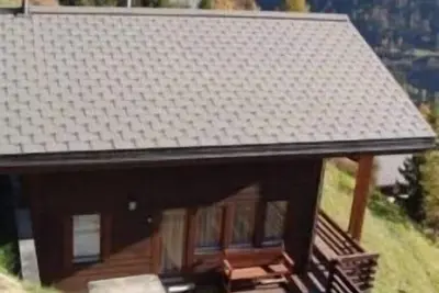 Image de Chalet très confortable pour 6-7 personnes : Living avec poêle - galerie avec canapé-lit (1, 90 x 1, 4