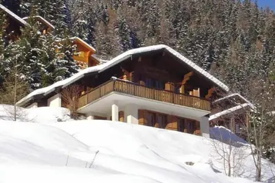 Image de Confortable chalet pour 6 personnes: Living avec fourneau scandinave -  cuisine avec lave- vaisselle