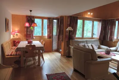 Image de 4 pièces duplex très confortable pour 6-7 personnes : Living - cuisine avec lave-vaisselle et machin