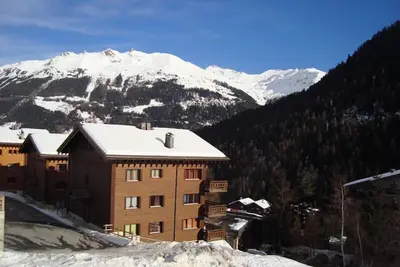 Image de 4 pièces très confortable pour 6 personnes : Living - cuisine avec lave-vaisselle, micro-onde et mac