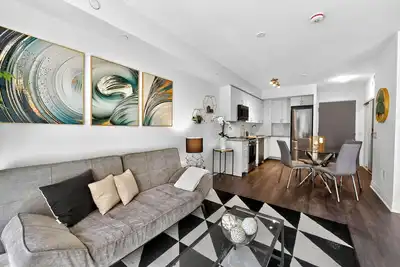 Image de RivetStays | The Westmounts Luxury Suite – 1 Bedroom + Den Condo