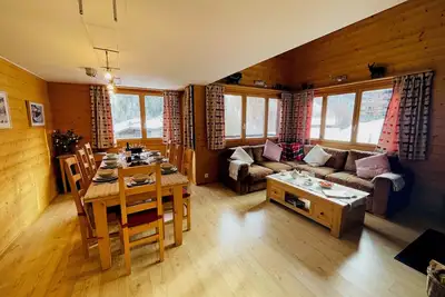 Image de Duplex 4 pièces moderne pour 7 à 8 personnes à 2 minutes des remontées mécaniques : 1 chambre avec u