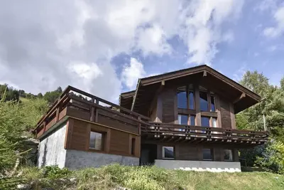 Image de Chalet avec sauna, très confortable pour 8 à 10 personnes : Living avec cheminée - cuisine avec lave