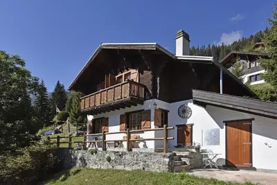 Image de Chalet confortable pour 5 personnes : Living avec cheminée - cuisine avec lave-vaisselle, micro-onde