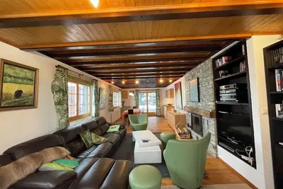 Image de Grand chalet proche des pistes pour 8 personnes : Extérieur : Garage pour deux voitures - Rez : 1 ch